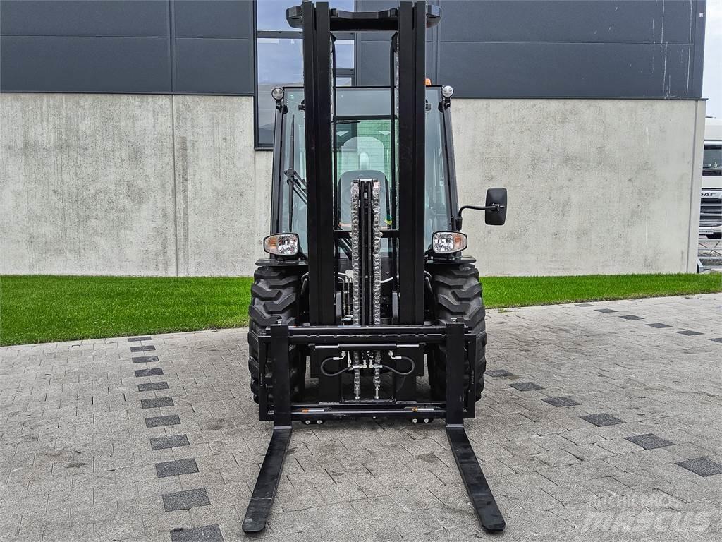 Manitou MC 30-4 شاحنات الطرق الوعرة