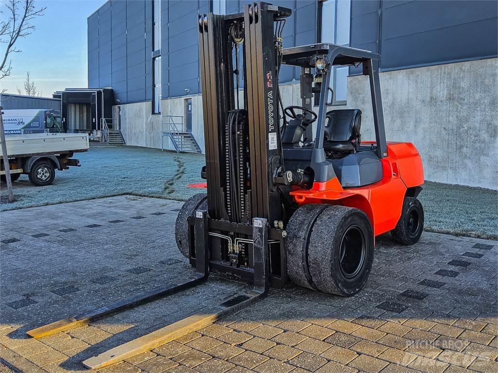 Toyota 7 FDU 45 شاحنات الديزل