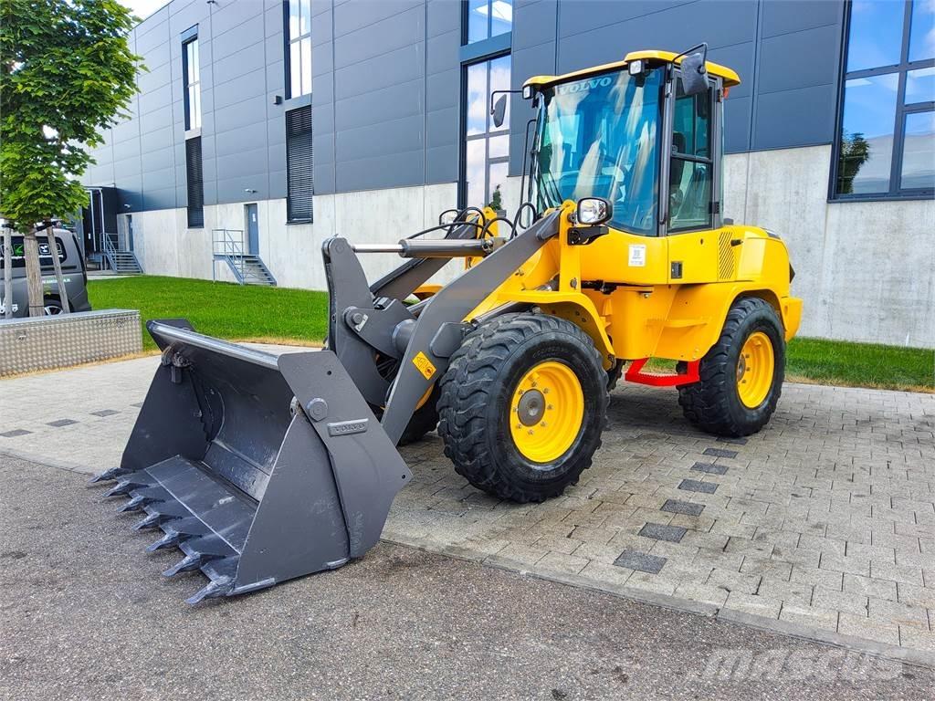 Volvo L 30G حفارات صغيرة أقل من 7 طن (حفارات صغيرة)