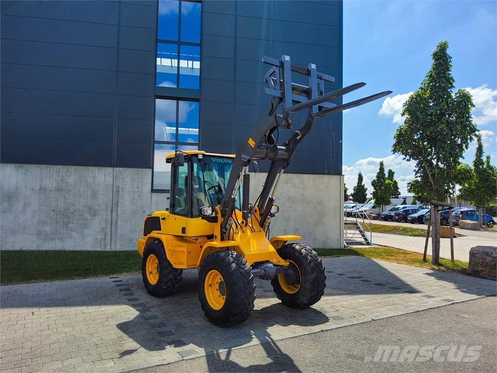 Volvo L 30G حفارات صغيرة أقل من 7 طن (حفارات صغيرة)