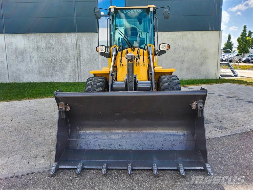 Volvo L 30G حفارات صغيرة أقل من 7 طن (حفارات صغيرة)