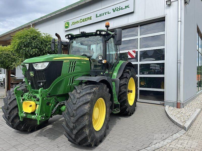 John Deere 6215R الجرارات