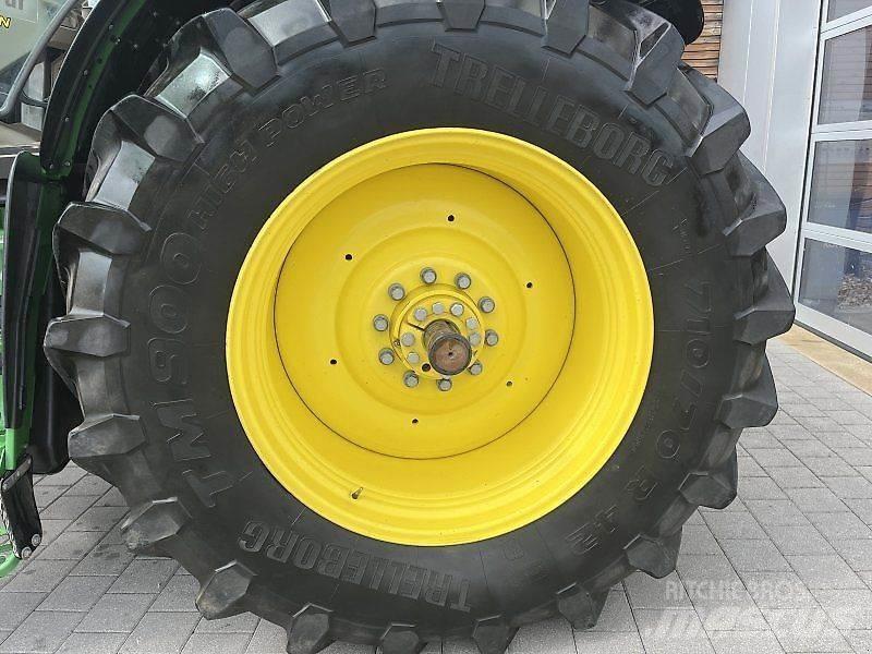 John Deere 6215R الجرارات