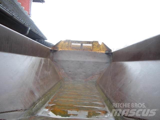 Volvo 861 dumper til ophug عربات نقل قلابة للمواقع