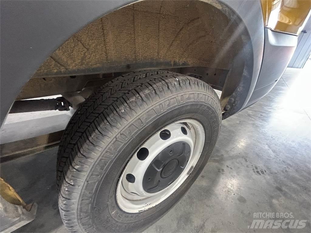 Ford Transit 250 شاحنات خفيفة/مفصلية الجوانب