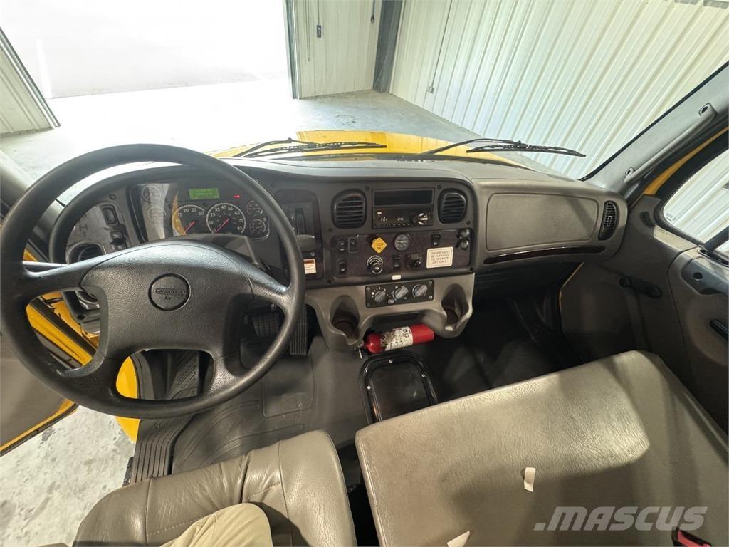 Freightliner M2 شاحنات ذات هيكل صندوقي