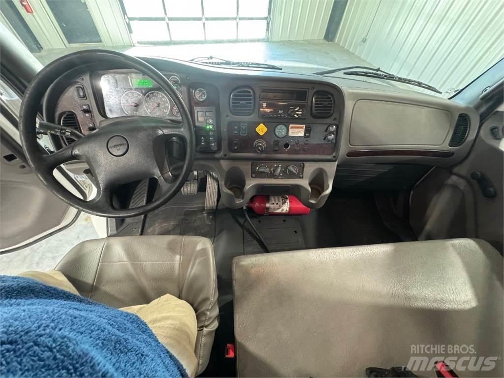Freightliner M2 106 شاحنات ذات هيكل صندوقي