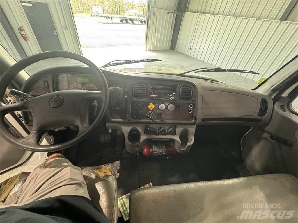 Freightliner M2 106 شاحنات مسطحة/مفصلية الجوانب