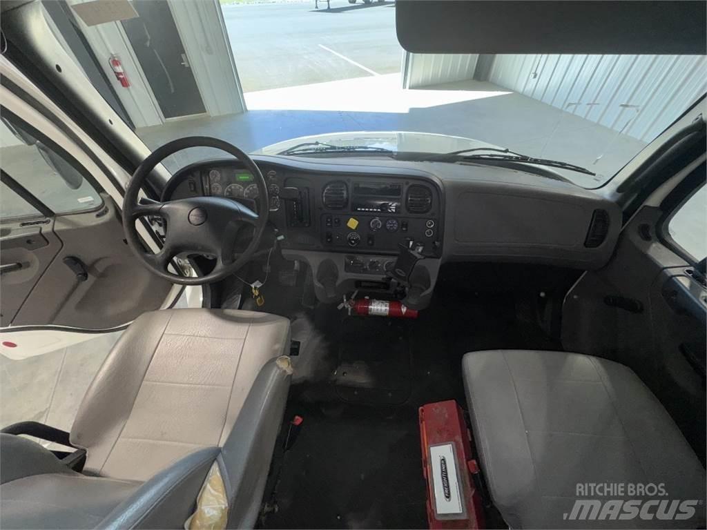 Freightliner M2 106 شاحنات مسطحة/مفصلية الجوانب