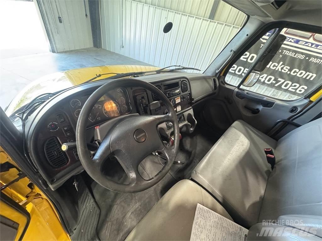 Freightliner M2 106 شاحنات ذات هيكل صندوقي