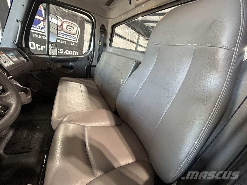 Freightliner M2 106 شاحنات بمقصورة وهيكل