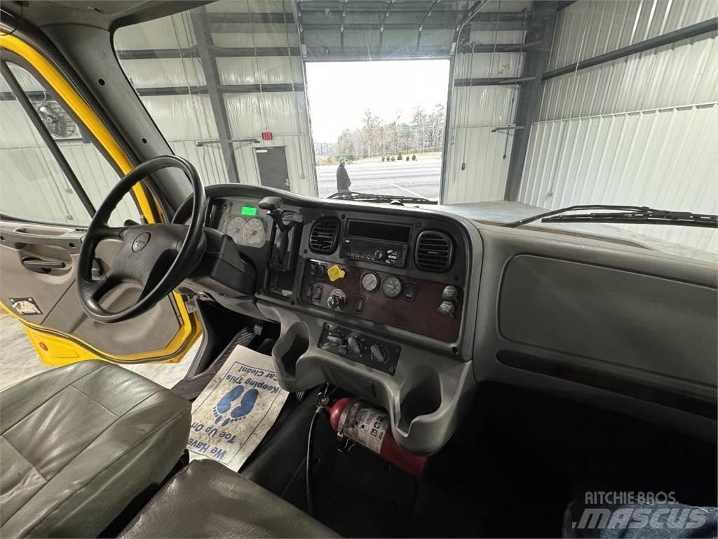 Freightliner M2106 شاحنات ذات هيكل صندوقي