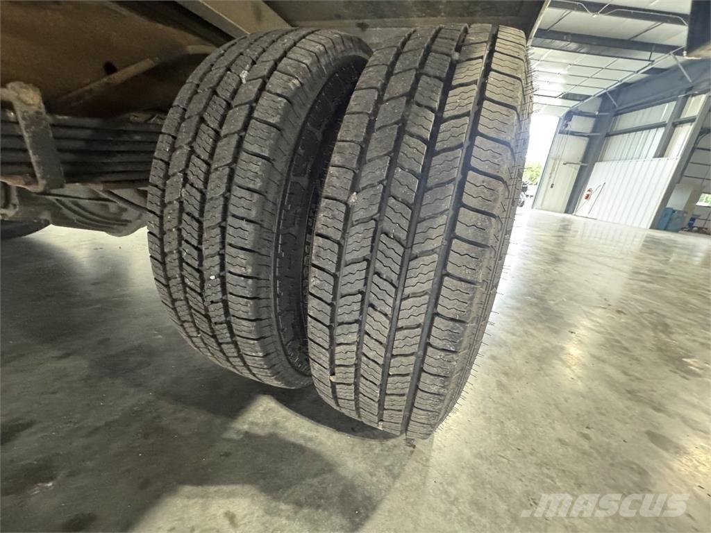 GMC G33903 شاحنات ذات هيكل صندوقي