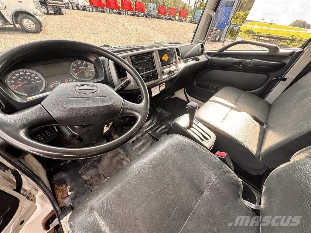 Hino 268 شاحنات ذات هيكل صندوقي