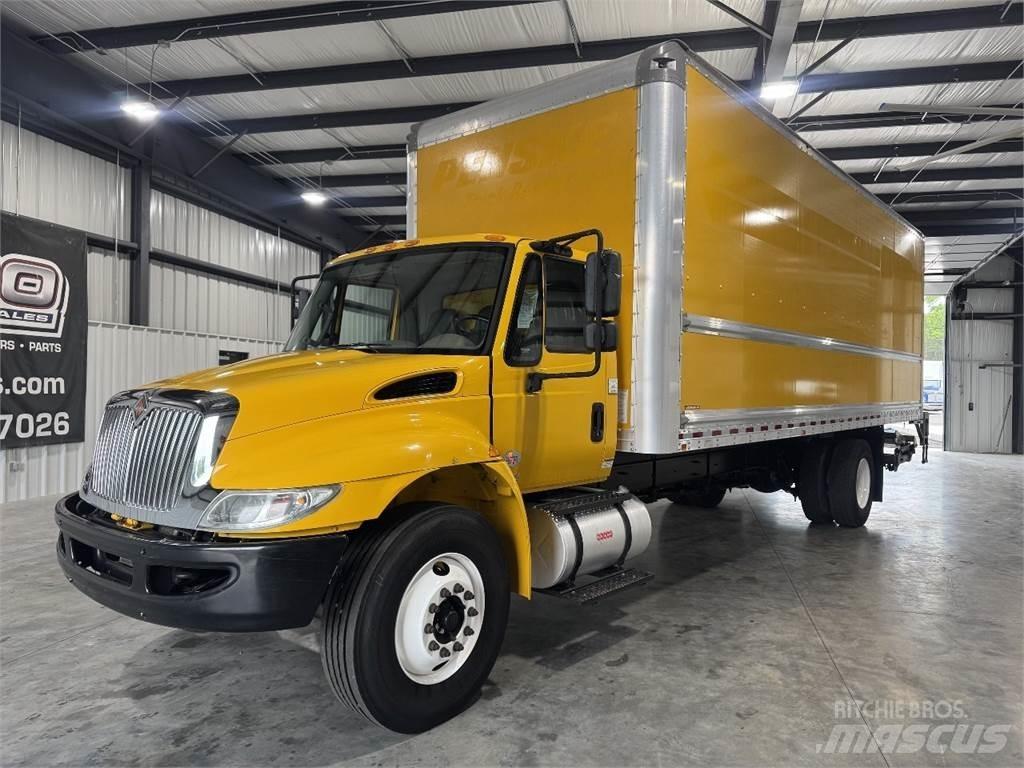 International 4300 شاحنات ذات هيكل صندوقي