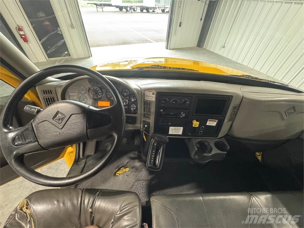 International 4300 شاحنات ذات هيكل صندوقي