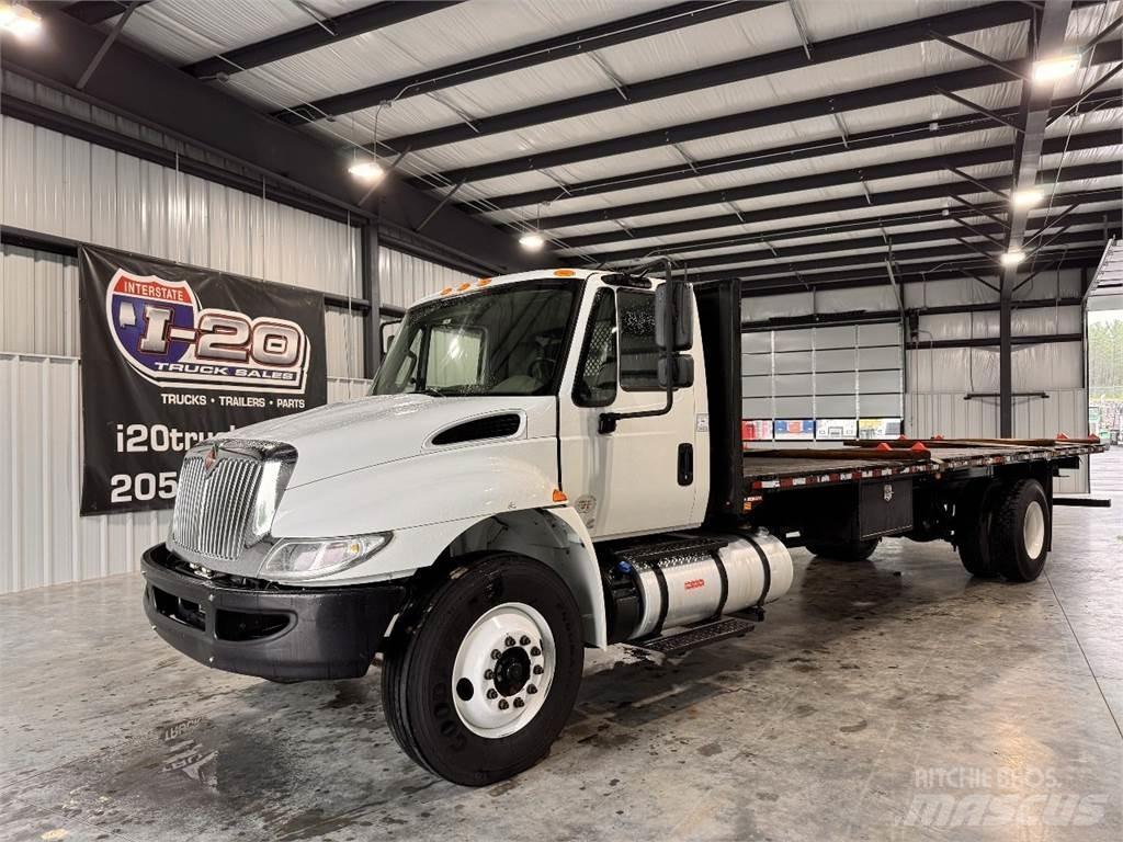 International 4300 شاحنات مسطحة/مفصلية الجوانب