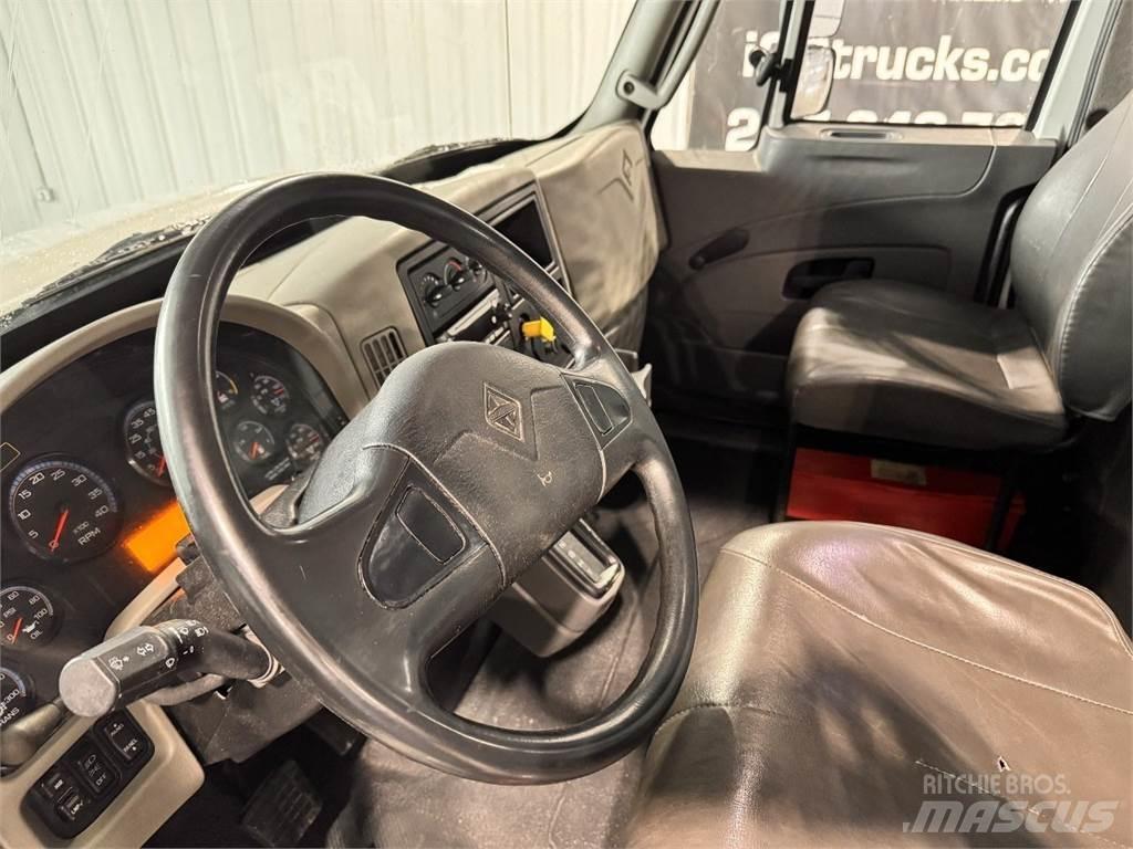 International 4300 شاحنات مسطحة/مفصلية الجوانب