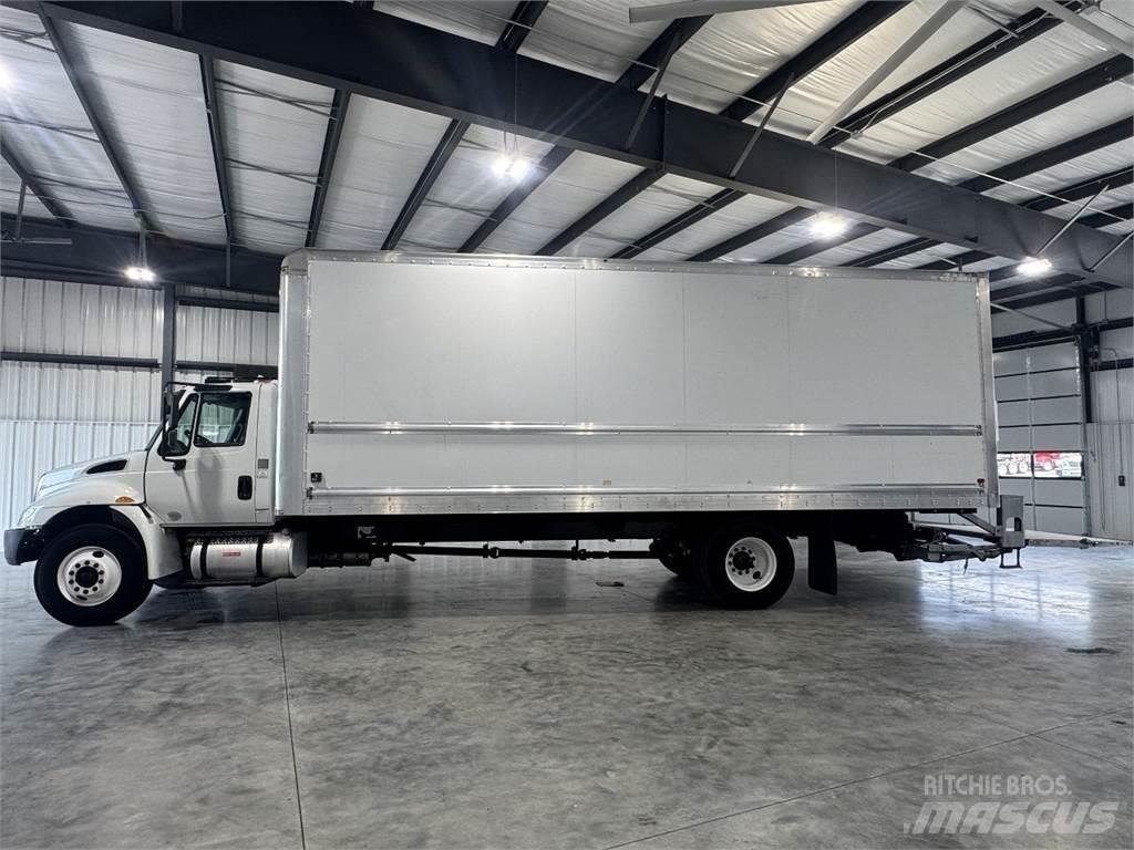 International 4300 شاحنات ذات هيكل صندوقي