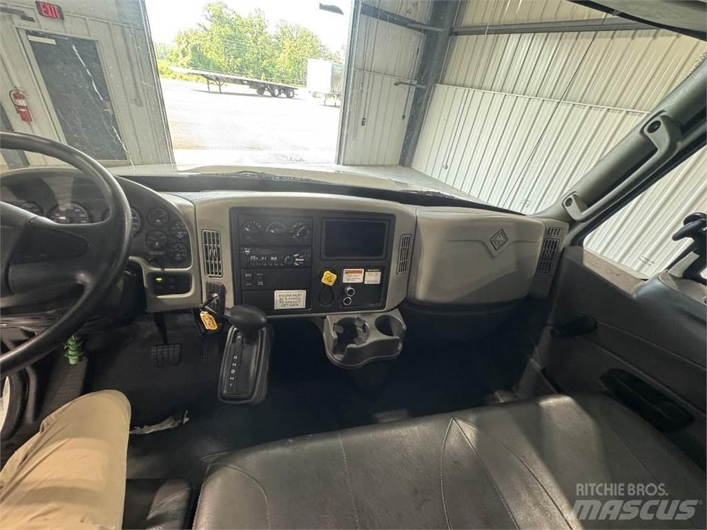 International 4300 شاحنات ذات هيكل صندوقي