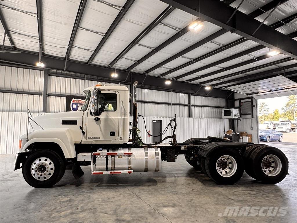 Mack CHU613 وحدات الجر