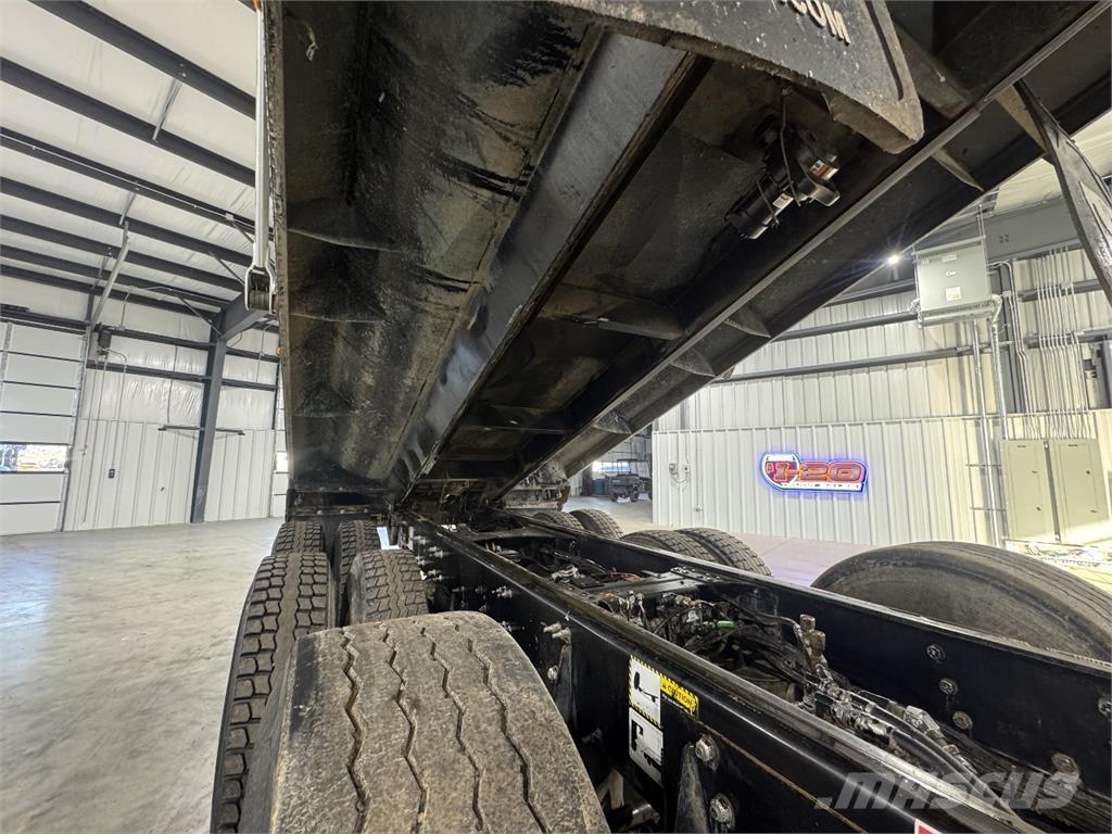 Mack GR64F شاحنات قلابة