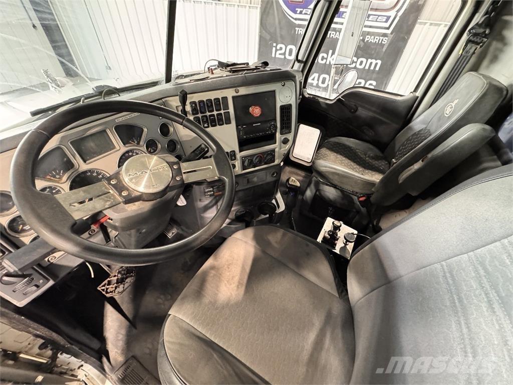 Mack Granite شاحنات قلابة