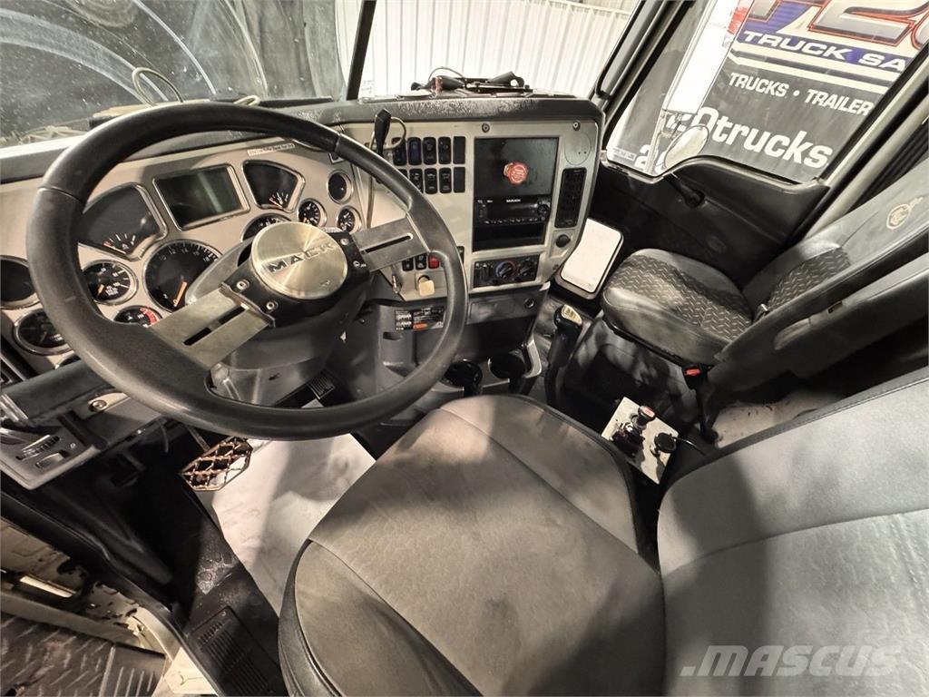 Mack Granite شاحنات قلابة