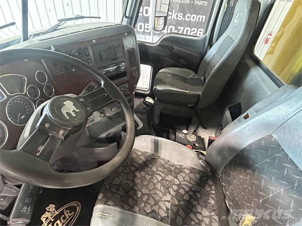 Mack Granite شاحنات قلابة