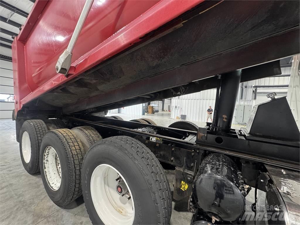 Mack GU713 شاحنات قلابة