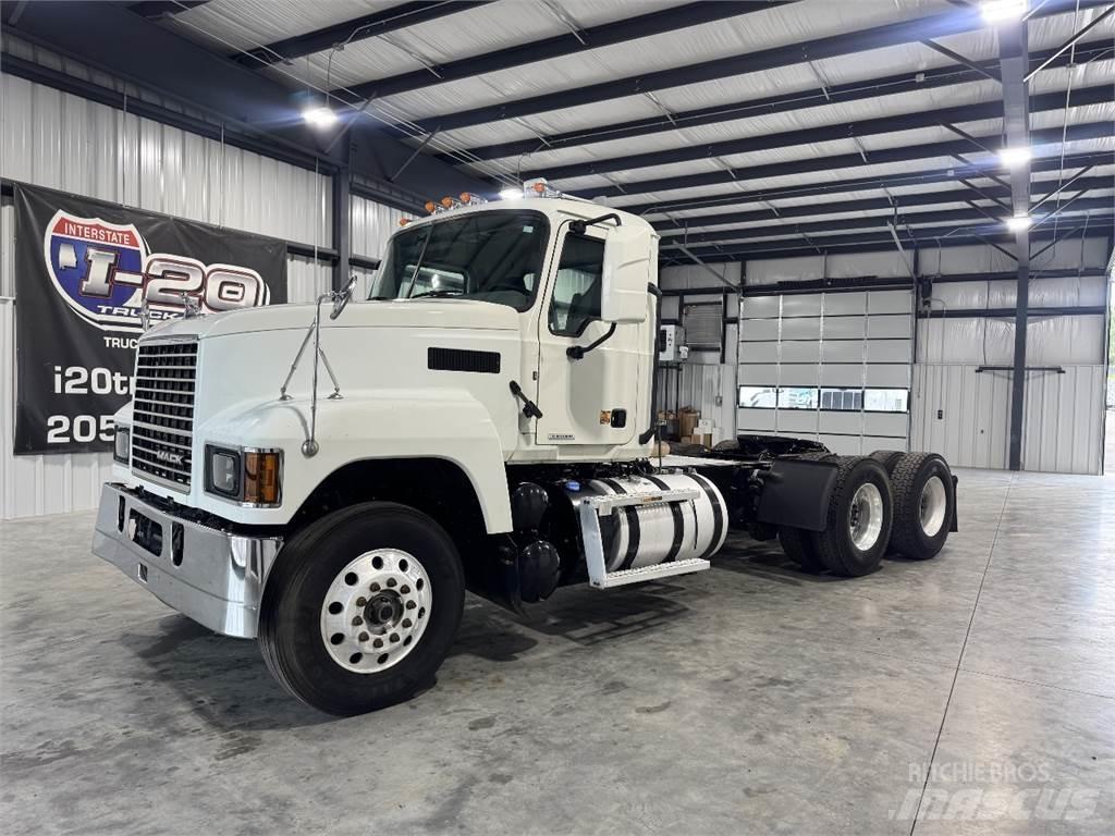 Mack Pinnacle وحدات الجر
