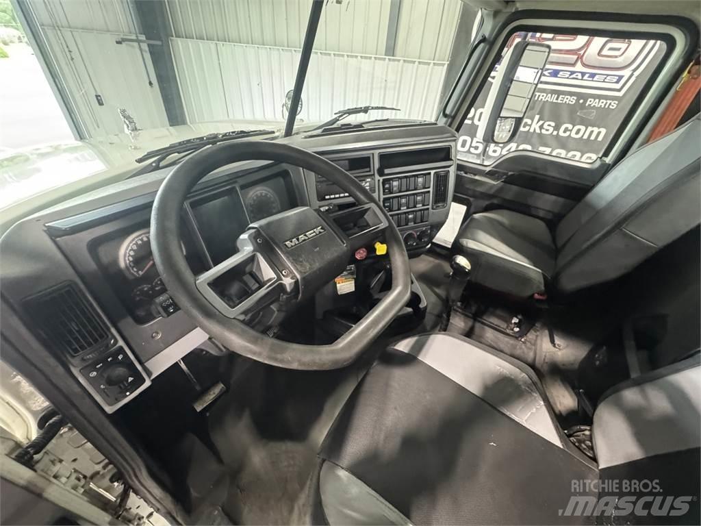 Mack Pinnacle وحدات الجر