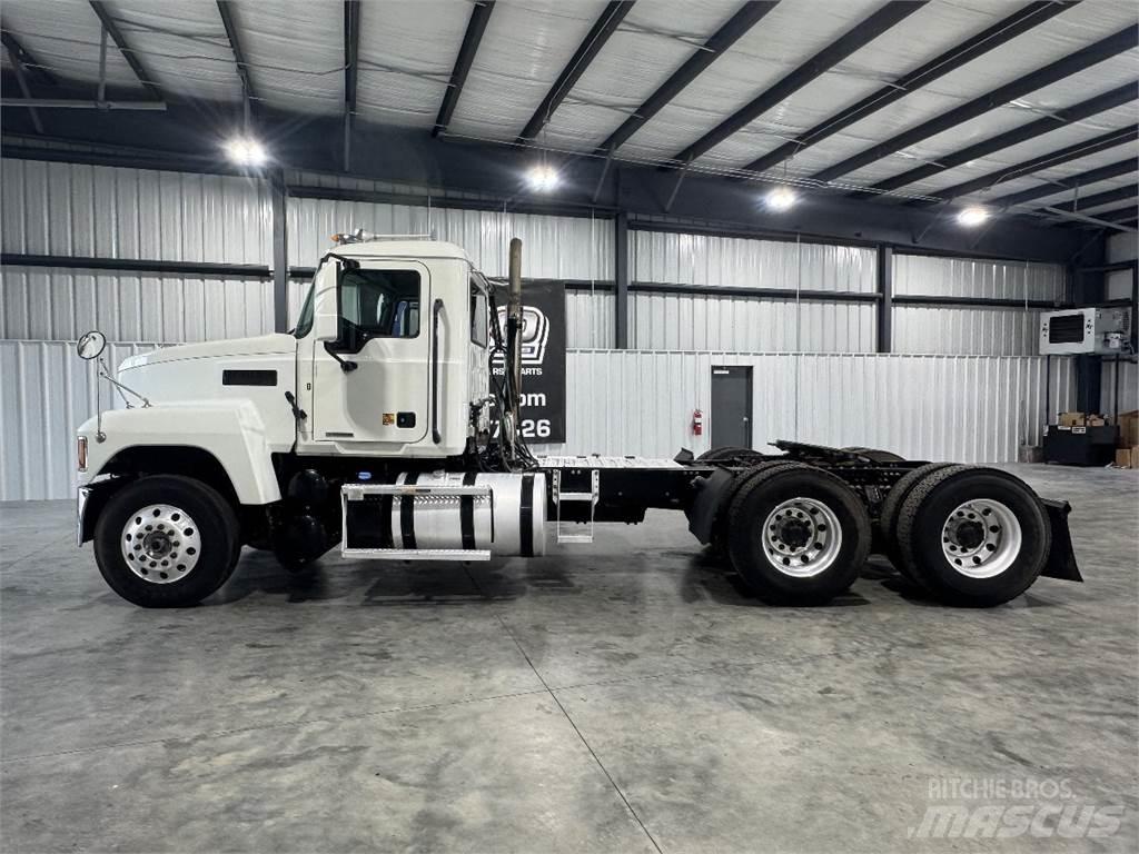 Mack Pinnacle وحدات الجر
