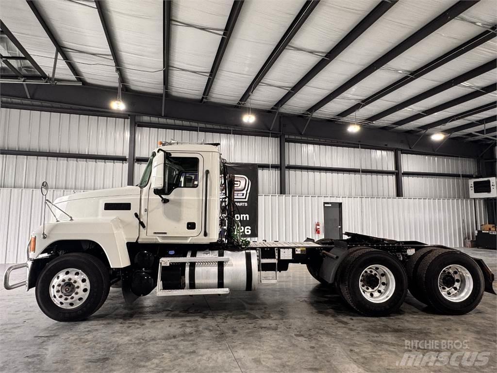 Mack Pinnacle وحدات الجر
