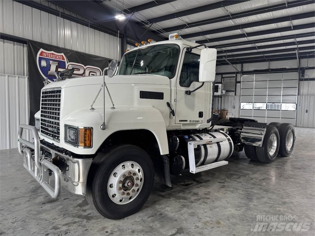 Mack Pinnacle وحدات الجر