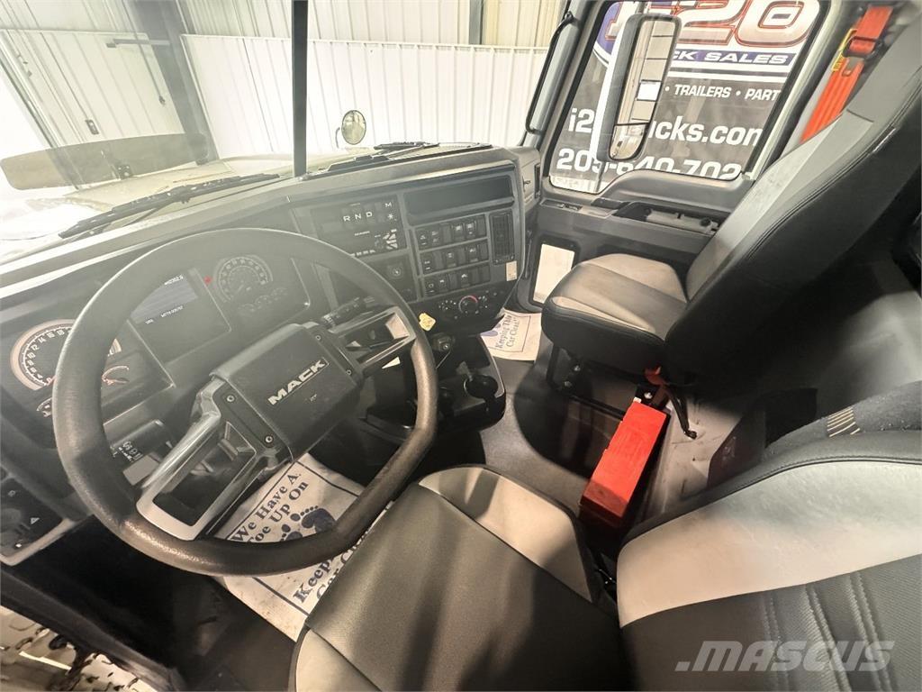 Mack Pinnacle وحدات الجر