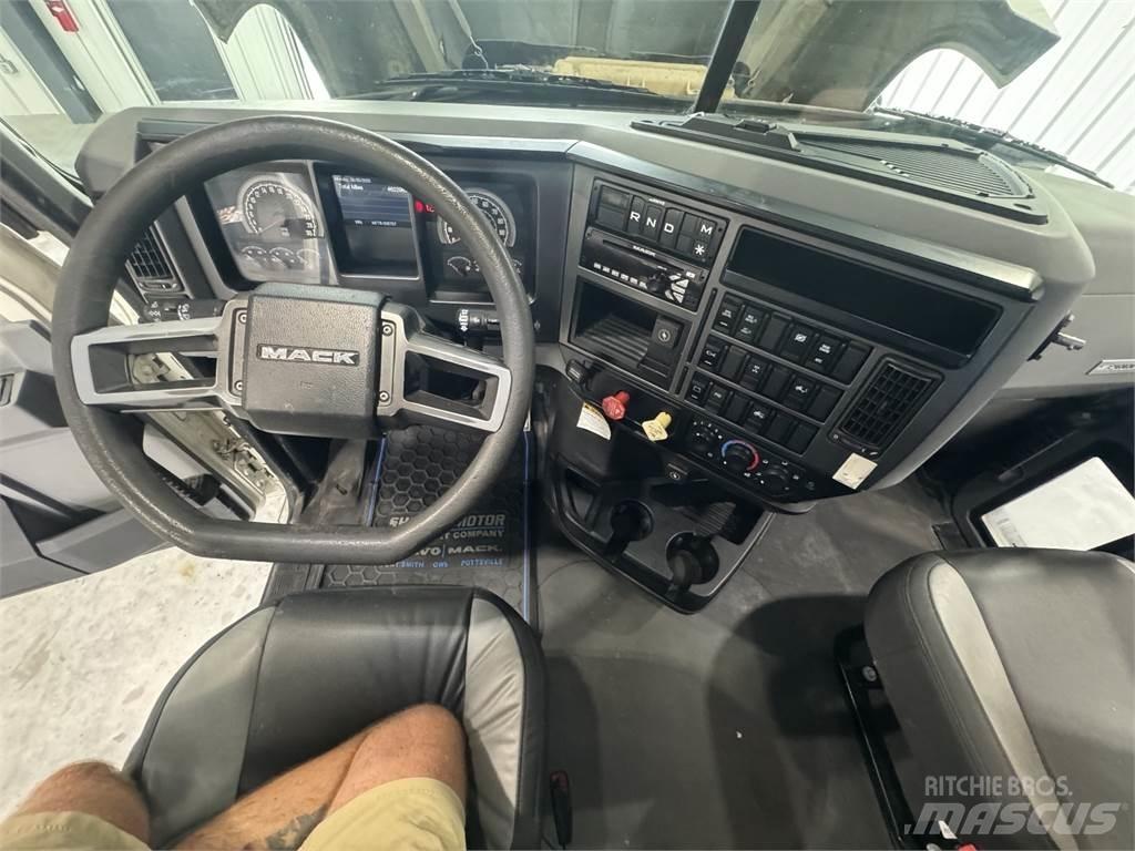 Mack Pinnacle وحدات الجر