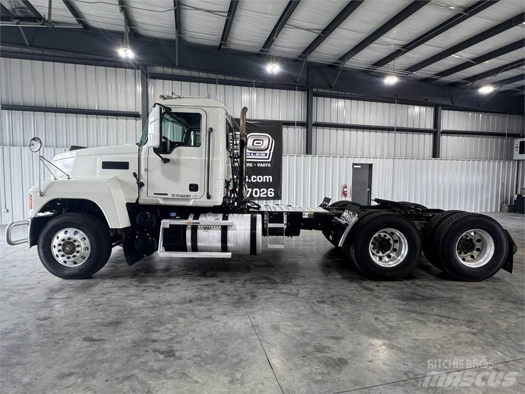 Mack Pinnacle وحدات الجر