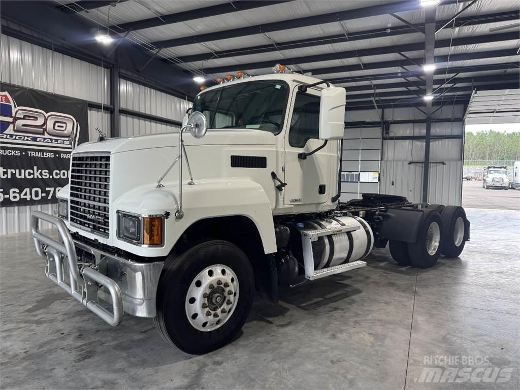 Mack Pinnacle وحدات الجر