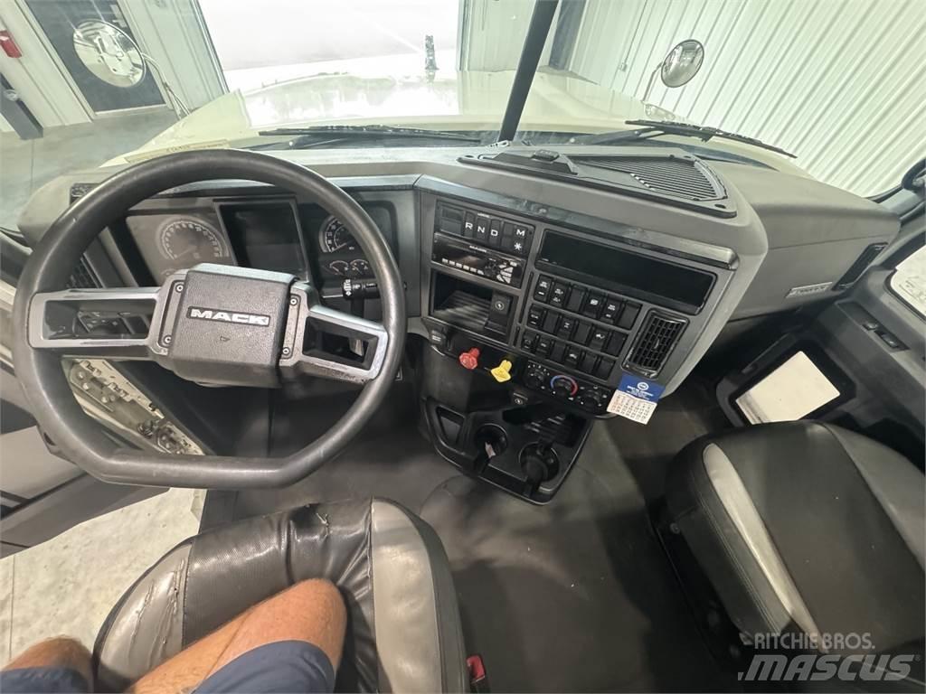 Mack Pinnacle وحدات الجر