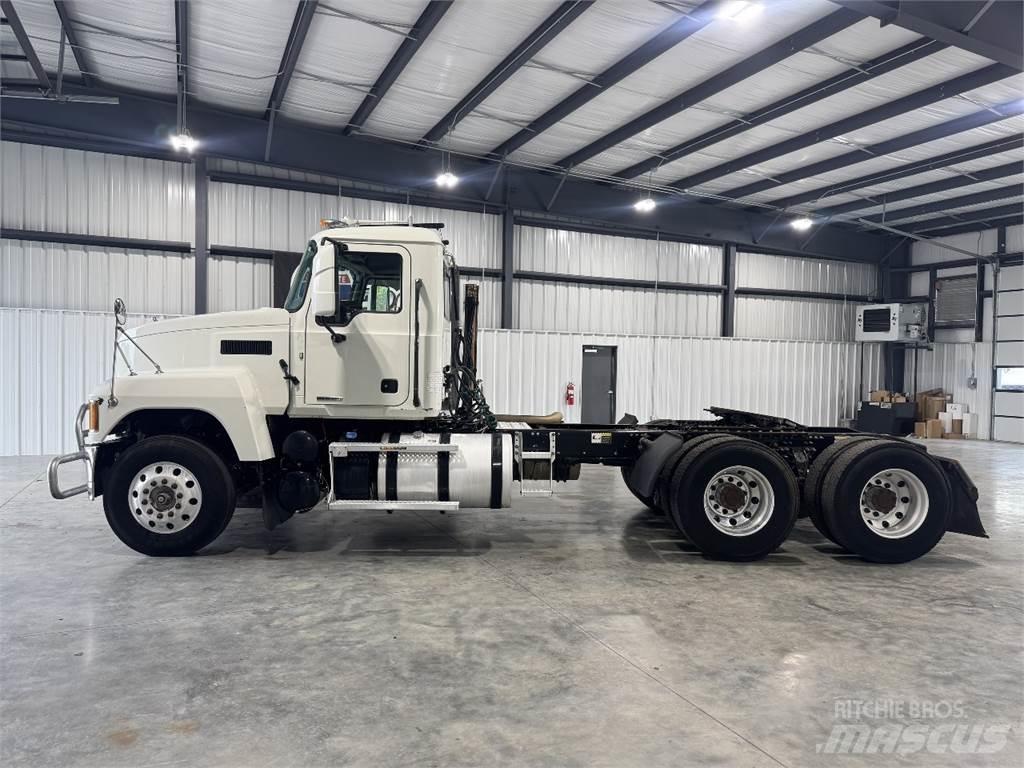 Mack Pinnacle وحدات الجر