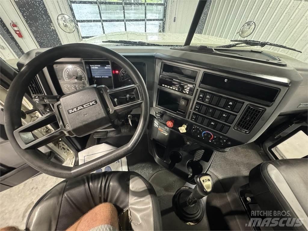 Mack Pinnacle 64T وحدات الجر