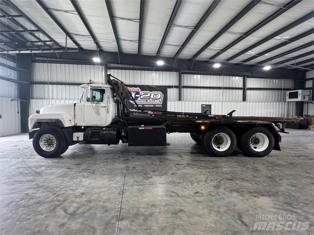 Mack RD690S شاحنات الحاويات