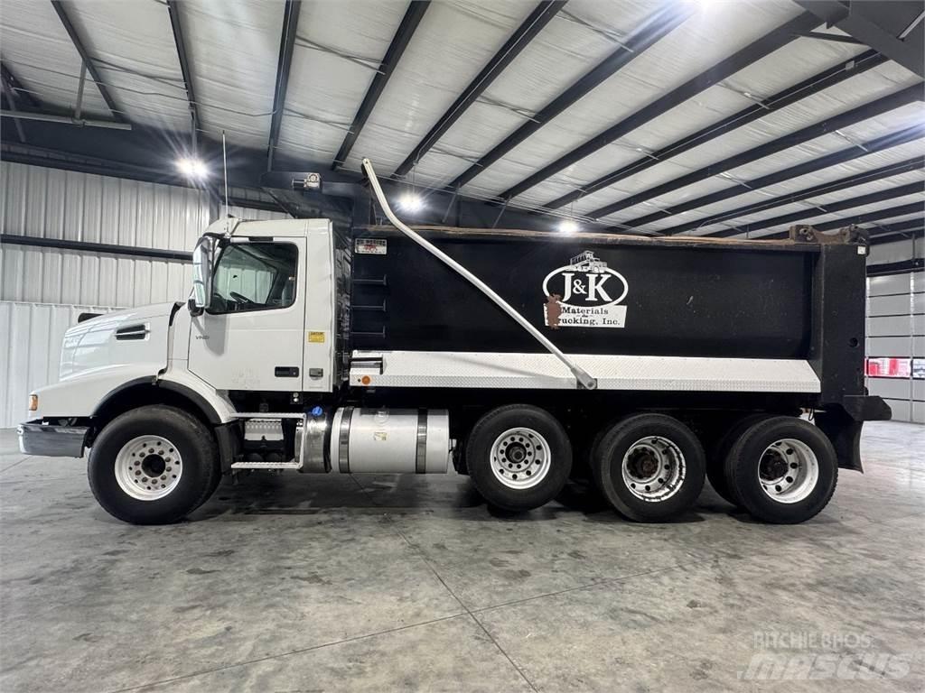 Volvo VHD شاحنات قلابة