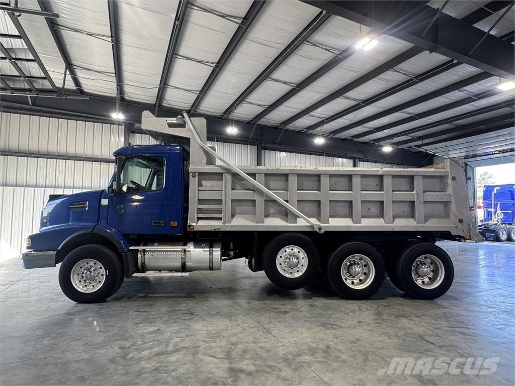 Volvo VHD شاحنات قلابة
