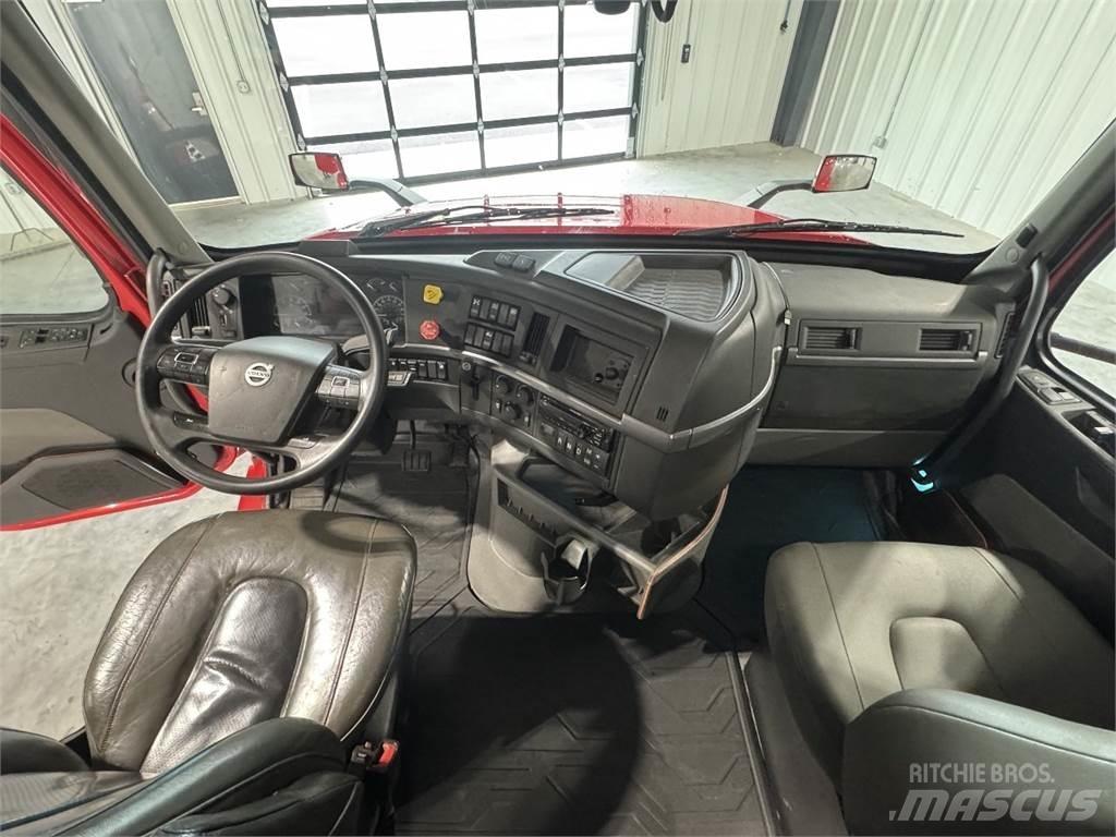 Volvo VNL64T740 وحدات الجر