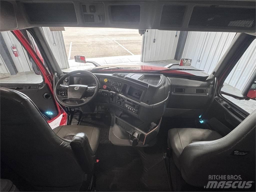 Volvo VNL64T740 وحدات الجر