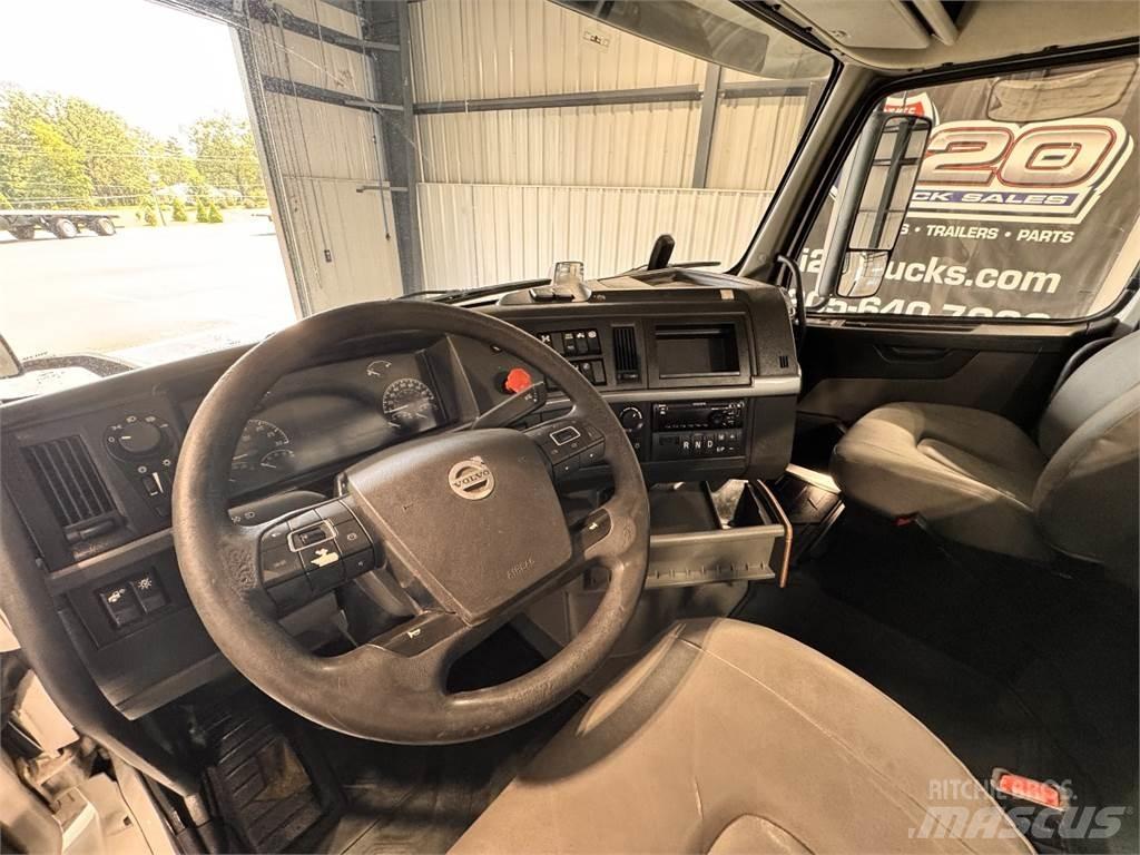 Volvo VNR64T300 وحدات الجر