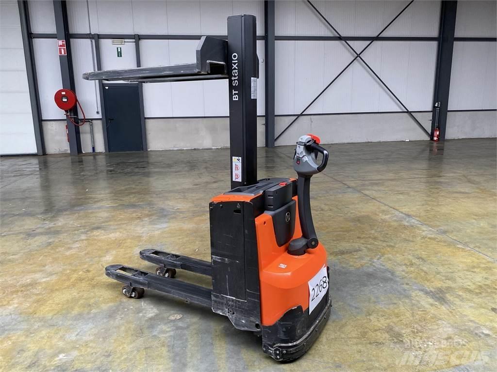 Toyota BT SWE080L شاحنات مناولة ذاتية الدفع