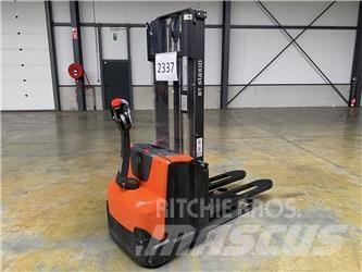 Toyota BT SWE100 شاحنات مناولة ذاتية الدفع